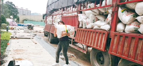 跑道材料出貨現(xiàn)場